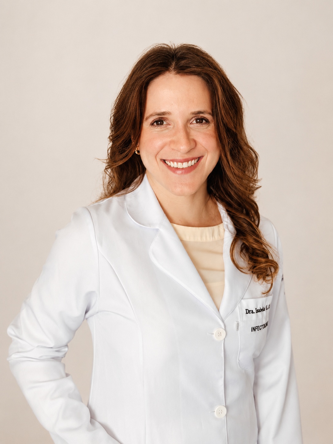 Dra. Isabela Di Pardi, médica infectologista, de jaleco branco